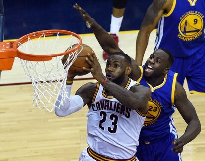 Draymond Green tracta de taponar LeBron James.