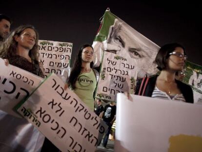 Manifestantes contra la decisión del primer ministro israelí, Benjamin Netanyahu, de formar un gran gobierno de coalición.