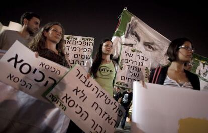 Manifestantes contra la decisión del primer ministro israelí, Benjamin Netanyahu, de formar un gran gobierno de coalición.