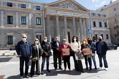 Miembros de la Asociación de Afectados del Vuelo JK5022 posan delante del Congreso este jueves para presionar en favor del dictámen.