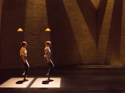 Anne Teresa De Keersmaeker y Tale Dolven de 'Fase, Four Movements to the Music of Steve Reich' de Anne Teresa De Keersmaeker.