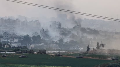 Tanques y vehículos militares se mueven por interior de la franja de Gaza, el 29 de octubre de 2023.