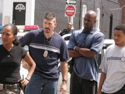 Como una reedición modernizada del juego de policías y ladrones, <i>The Wire</i> es pura violencia, pero representada por un equipo de actores y actrices que parecen estar viviendo la realidad en vez de actuando.