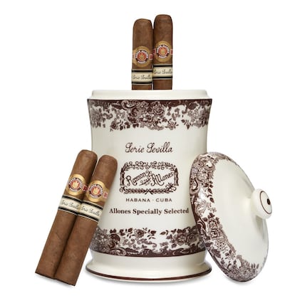 Este verano llega la sexta edición de la Serie Sevilla de la mano de la marca Ramón Allones. La nueva colección, exclusiva para el mercado español, está compuesta por cigarros Habanos cuidadosamente añejados y presentados en jarras de loza inglesa. Las jarras, elaboradas por La Cartuja de Sevilla, son una réplica de las que elaboró esta misma firma a mediados del pasado siglo para las marcas Partagás y Ramón Allones, que en la actualidad constituyen auténticas piezas de museo. Precio: 16 euros el habano y 304 euros la jarra.