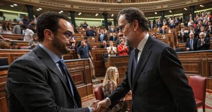 Antonio Hernando felicita a Mariano Rajoy tras su investidura.