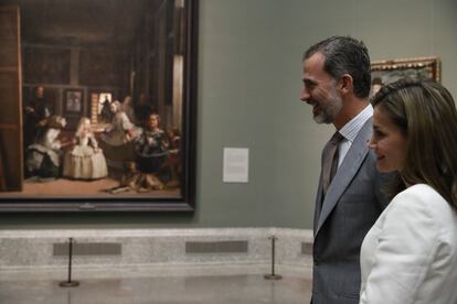 Los reyes Felipe y Letizia, delante de 'Las Meninas' de Velázquez en el Museo del Prado de Madrid, donde tuvo lugar el programa escolar 'El arte de Educar' el 19 de junio de 2017.