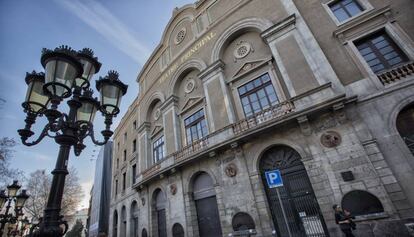 Aspecto que ofrec&iacute;a la semana pasada la fachada del Teatro Principal, en La Rambla de Barcelona.