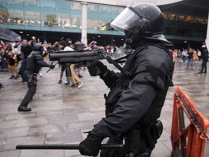 Policial usa armas de contenção de massas contra manifestantes em aeroporto de Prat