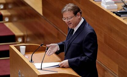 El presidente valenciano Ximo Puig, en la tribuna de las Cortes Valencianas.