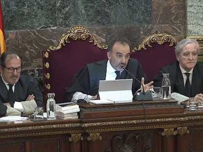 El presidente del tribunal que juzga el 'procés', Manuel Marchena, en el centro.