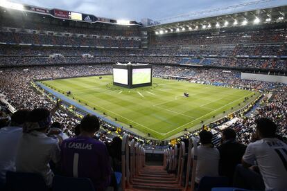 El segundo campo de fútbol de la lista es el Santiago Bernabéu, esta vez en Madrid. Es el lugar más fotografiado de la capital, con 113.995 fotos tomadas.