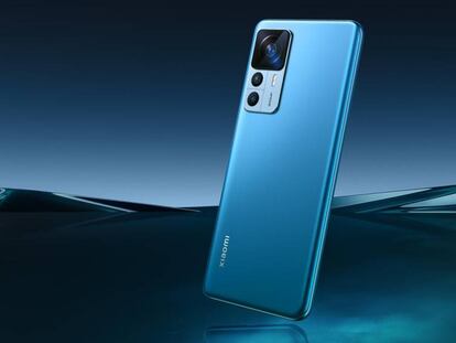 Xiaomi 12T con fondo azul