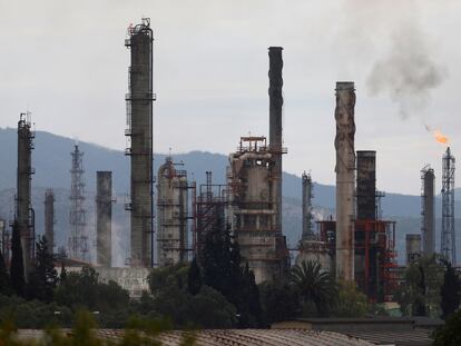 Una refinería de petróleo de Pemex al norte de la Ciudad de México. Pemex es la empresa de combustibles fósiles que más bonos ha emitido a los mercados desde 2016.
