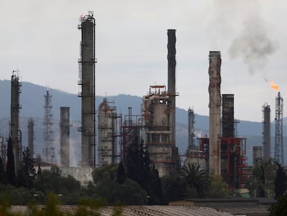 La refinería de petróleo de Tula, ubicada junto a la planta de energía que pertenece a la Comisión Federal de Electricidad de México.