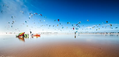 Kitesurfistas en la playa de Esauira.