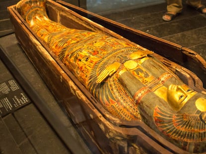 El sarcófago de la princesa egipcia Henuttawy, en el Louvre de Abu Dabi.