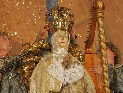Coronación de la Virgen en la representación del 'Misteri', ayer, en Elche.