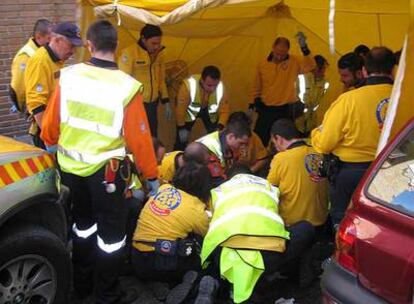 Los médicos del Samur tratan de reanimar a la víctima, que ha fallecido.