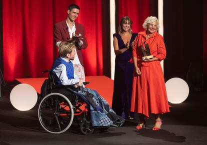 La actriz Elena Irureta (derecha), recibe el premio Zinemira de manos de su sobrino, el actor Telmo Irureta (izquierda), el 24  de septiembre. 