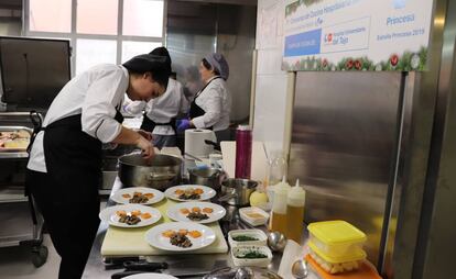 Marta Luengo en los fogones, durante el concurso de cocina hospitalaria celebrado en La Paz.