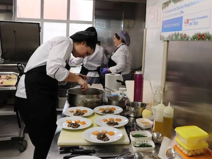 Marta Luengo en los fogones, durante el concurso de cocina hospitalaria celebrado en La Paz.