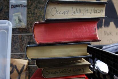 Una pila de libros en la biblioteca del campamento de Ocupa Wall Street en Zucotti Park.