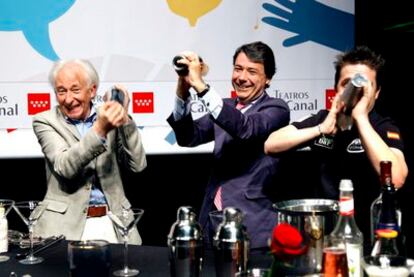 Albert Boadella agita una coctelera junto a Ignacio González, en la presentación de la programación de los Teatros esta mañana.