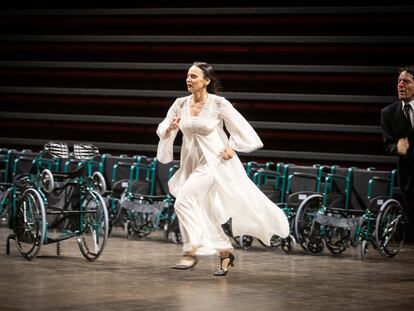 La creadora teatral española Angélica Liddell, en el ensayo de 'Dämon. El funeral de Bergman', que estrenará en el festival de Aviñón.