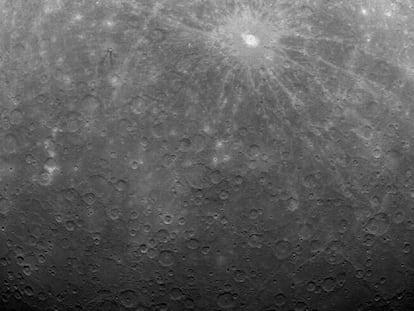 Imagen de la superficie de Mercurio tomada por la nave espacial <i>Messenger</i> tras ponerse en órbita de ese planeta.