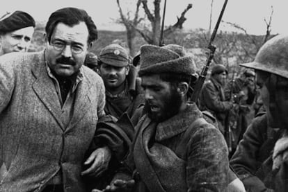 Hemingway, en el frente de Teruel, en diciembre de 1937.