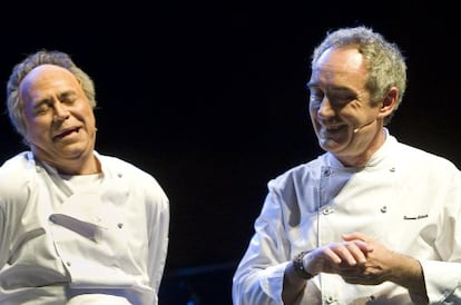 Ferran Adrià y su imitador, Cesc Casanovas, en un momento del espectáculo.