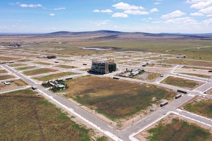 Trazado de las carreteras y espacios para edificios de Konza. Las farolas inteligentes servirán también de cámaras de vigilancia y botón de emergencias, ofrecerán mapas al peatón, información sobre temperaturas y de tráfico. 