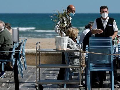 Un camarero atiende la terraza de un restaurante en la playa de la Malvarrosa de Valencia, el pasado 3 de junio.