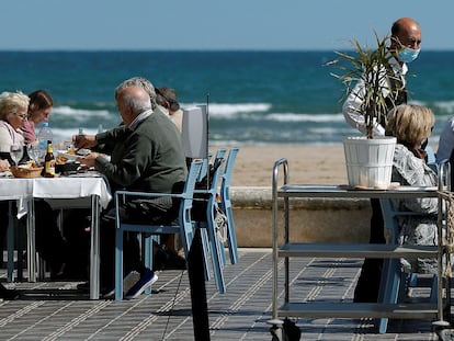 Terraza de un restaurante en la playa de la Malvarrosa de Valancia, el año pasado.