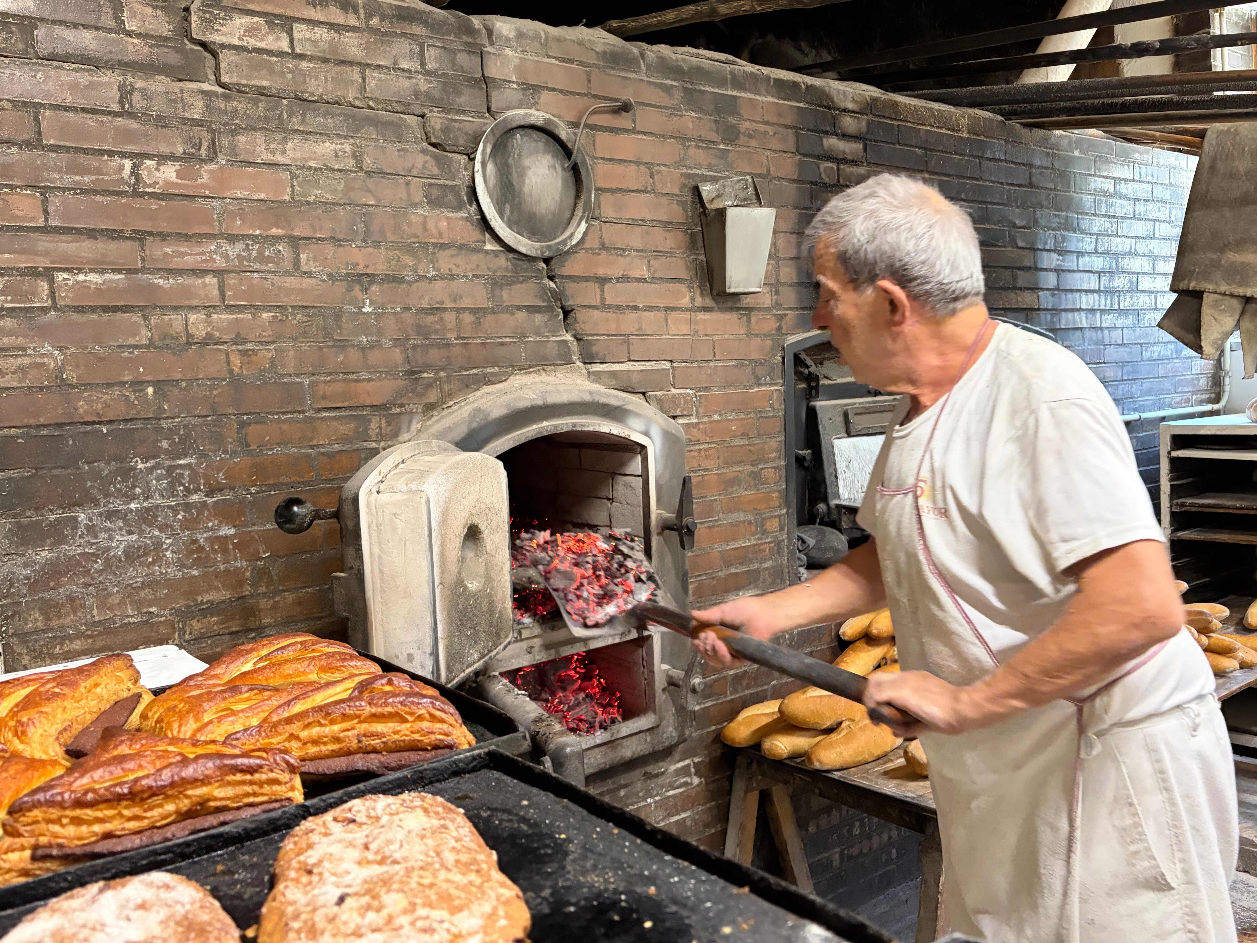El horno de leña del Pirineo que no apagó ni la Guerra Civil: “Si mi abuelo volviera, lo único que encontraría cambiado sería a nosotros”