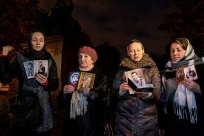 Mujeres rusas ortodoxas sostienen retratos del zar Nicolás II afuera del teatro Mariinski, en San Petersburgo, en protesta contra la película 'Matilda'.