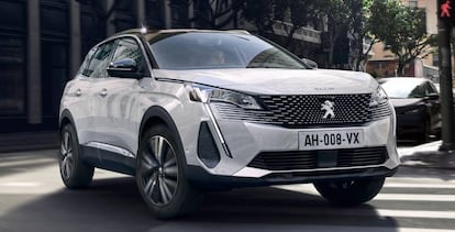 El Peugeot 3008 quedó como el líder absoluto del mercado de híbridos enchufables en España, a una buena distancia del segundo, con un total de 1.679 matriculaciones.