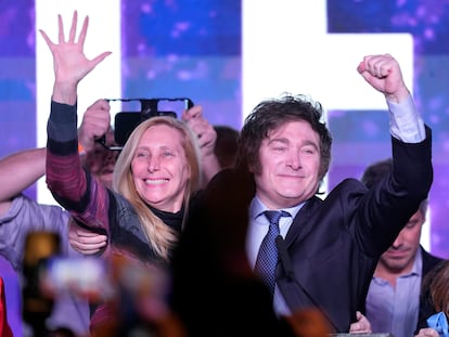 Javier Milei, abraza a su hermana Karina en la sede de su campaña luego del cierre de los colegios electorales.