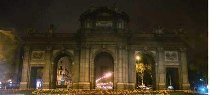 En Madrid, la Puerta de Alcalá se sumó al 'apagón'