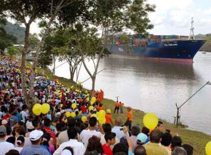 Cientos de personas celebran el inicio de la ampliación del canal en  Paraíso, a las afueras de Ciudad de Panamá.