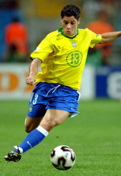 Cicinho, en un partido con la selección de Brasil.