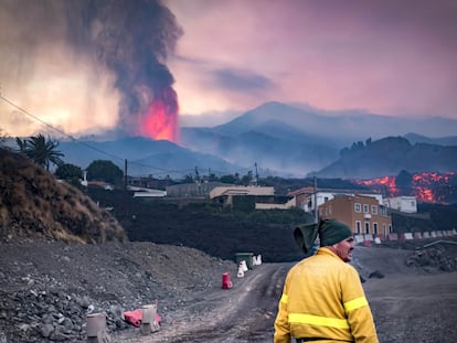 Vista del humo y la lava procedentes del volcán, en La Palma.