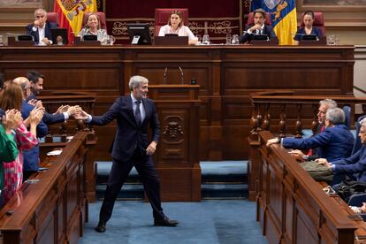 El líder de Coalición Canaria (CC), Fernando Clavijo (de pie), es felicitado tras ser elegido presidente de Canarias, este miércoles. 