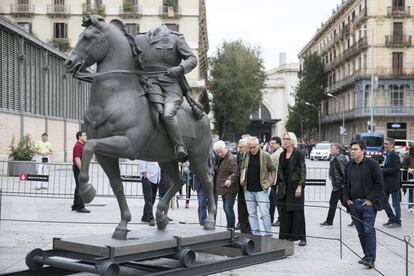 L'estàtua decapitada de Franco a cavall, a l'entrada del Born Centre de Cultura i Memòria.