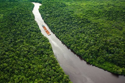 Travesía en barca por un río de Surinam.  