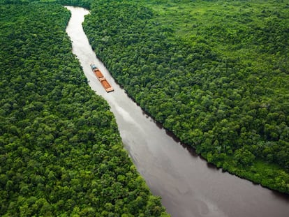 Travesía en barca por un río de Surinam.  