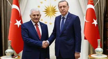 El nuevo jefe de Gobierno de Turquía, Binali Yildirim, y el presidente, Recep Tayyip Erdogan, el pasado domingo en Ankara.