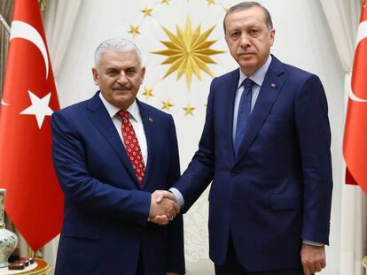 El nuevo jefe de Gobierno de Turqu&iacute;a, Binali Yildirim, y el presidente, Recep Tayyip Erdogan, el pasado domingo en Ankara.