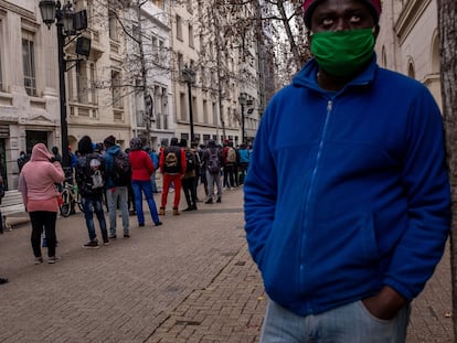 Personas con máscaras protectoras hacen fila afuera de una oficina de fondos de pensiones en Santiago, Chile, en 2020.