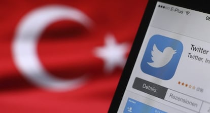 El logotipo de Twitter aparece en la pantalla de un móvil junto a una bandera turca en Kaufbeuren (Alemania).